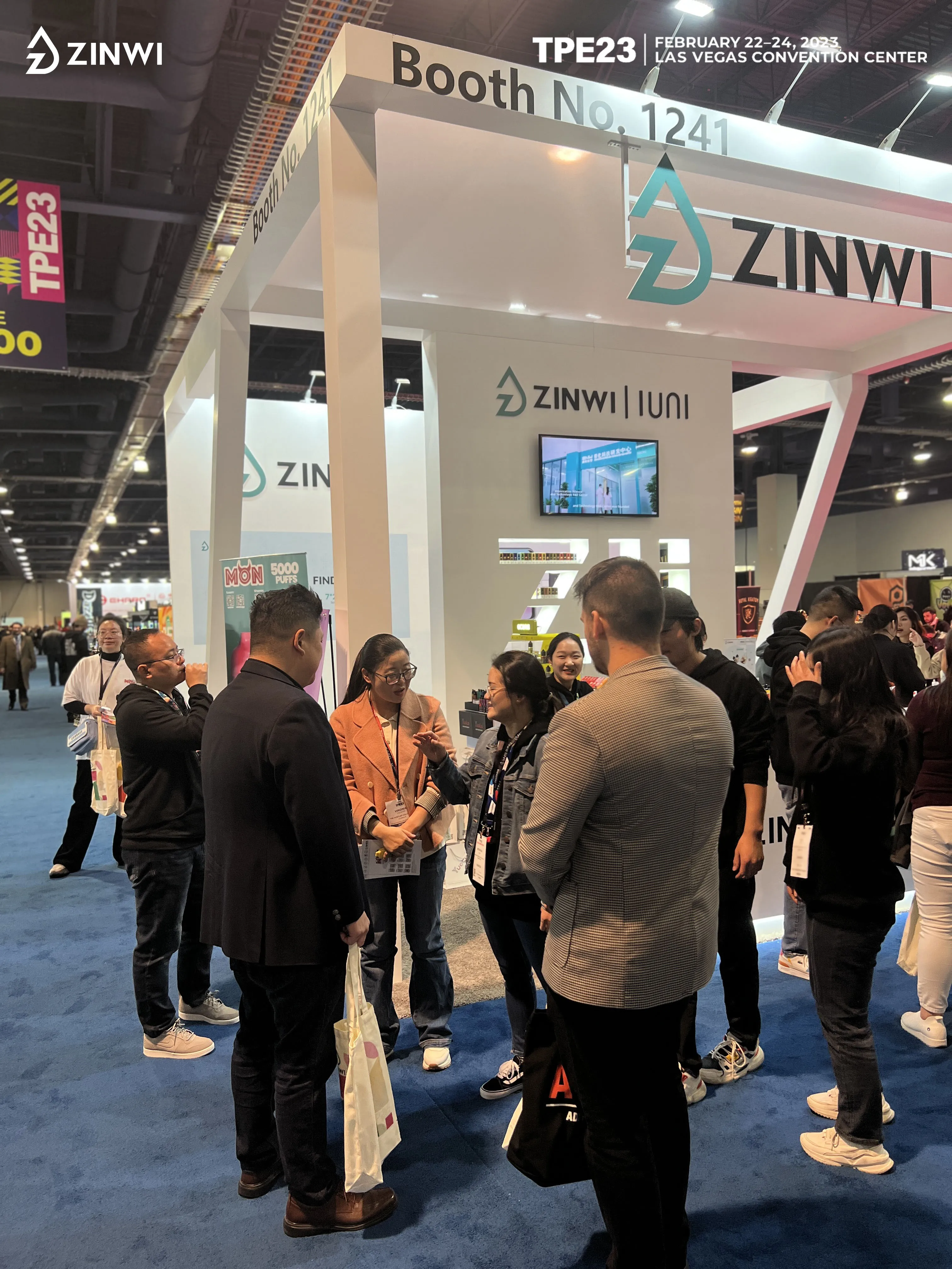 As of the second day of the exhibition, there are many exhibitors have visited the exhibition area of Zinwi Biotech, communicated and cooperated with the staff, and experienced Zinwi's high-quality e-liquid.