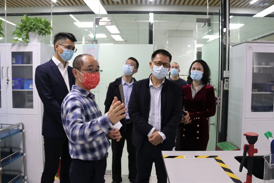 A delegation led by Qin Jingteng, member of the Standing Committee of Guangming District Committee and Minister of the United Front Work Department, visited Zinwi Biotech for research and guidance.